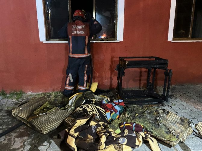 Sokağa çıkma kısıtlamasında çıkan yangında evleri kül oldu