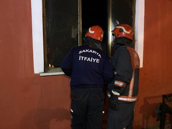 Sokağa çıkma kısıtlamasında çıkan yangında evleri kül oldu