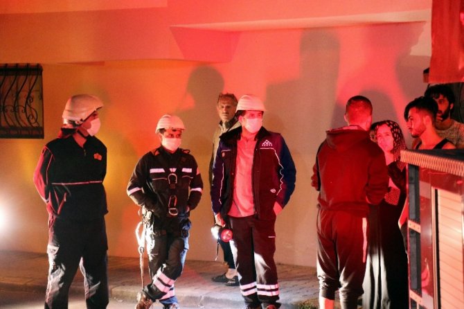 Sokağa çıkma kısıtlamasında çıkan yangında evleri kül oldu