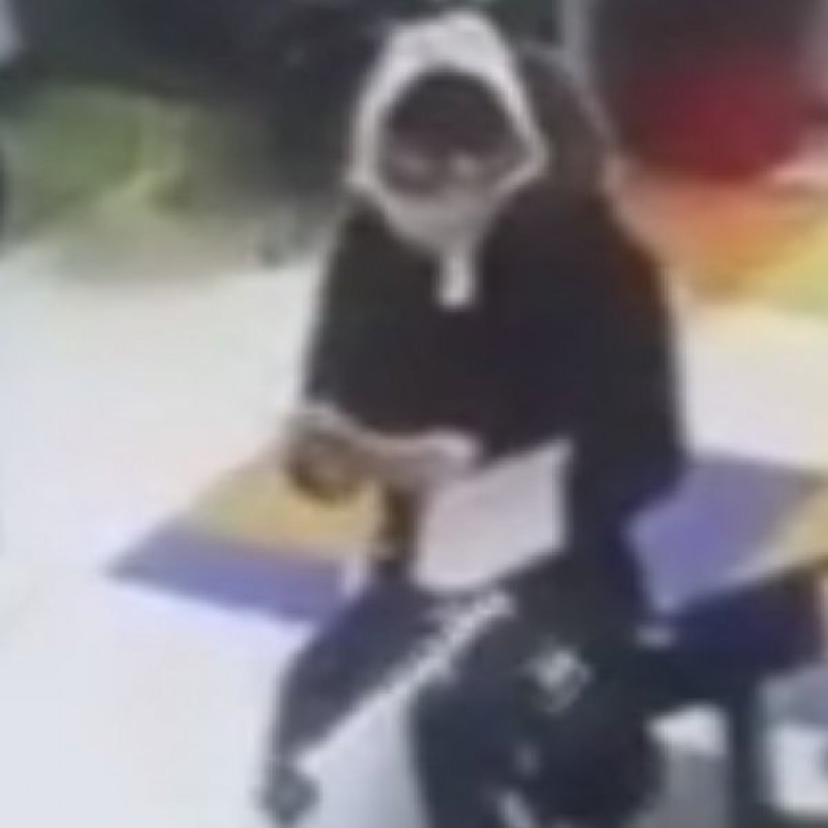 Pantolonunu çıkarıp iç çamaşırını maske olarak taktı!