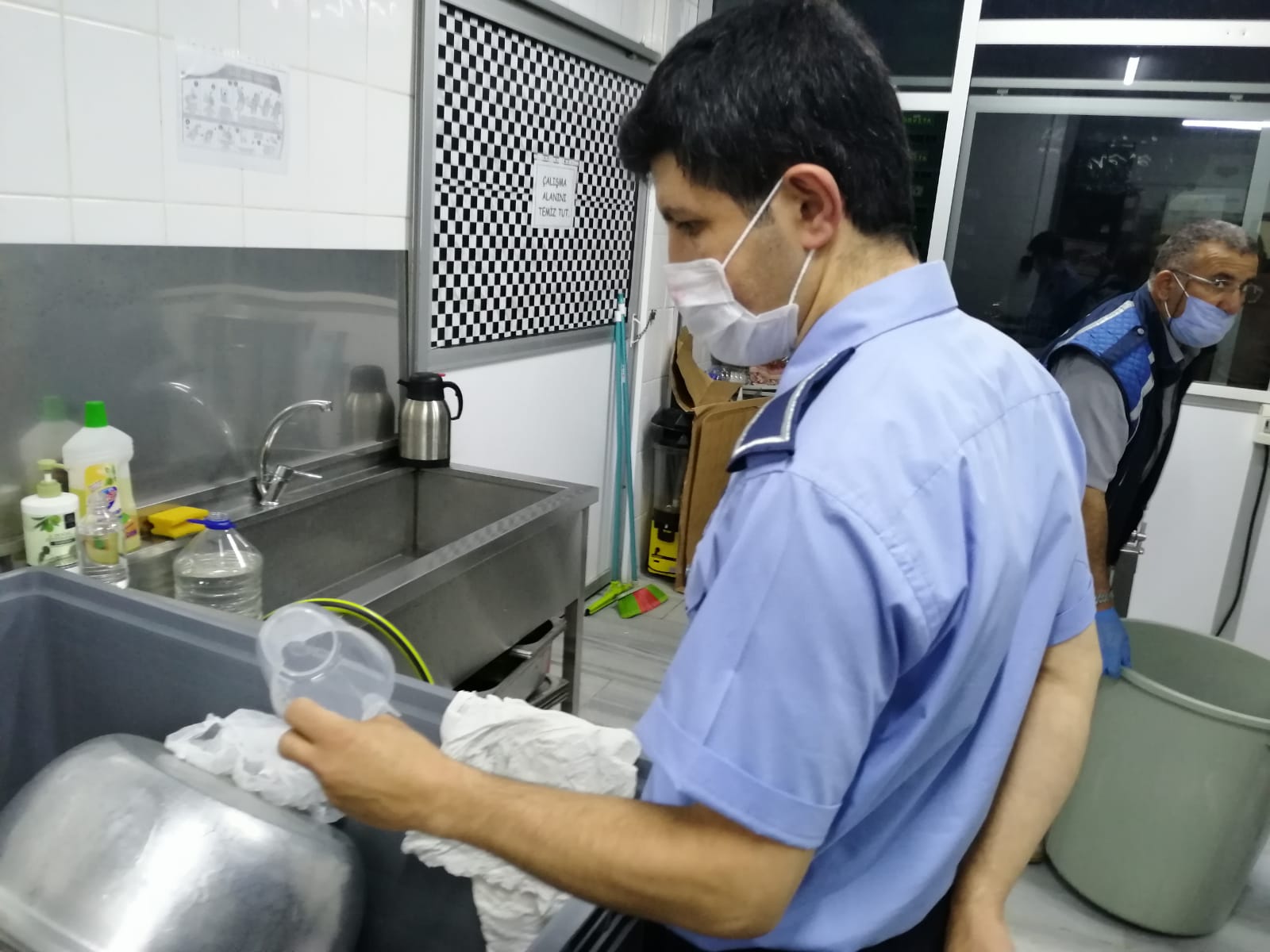 Pendik'te zabıta Ekiplerinden kaçak maske operasyonu!