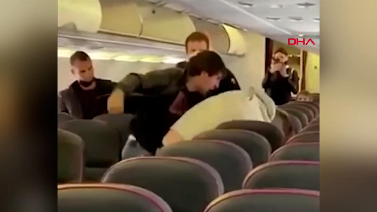 Uçakta sosyal mesafe kavgasından 2 kişi birbirine girdi!