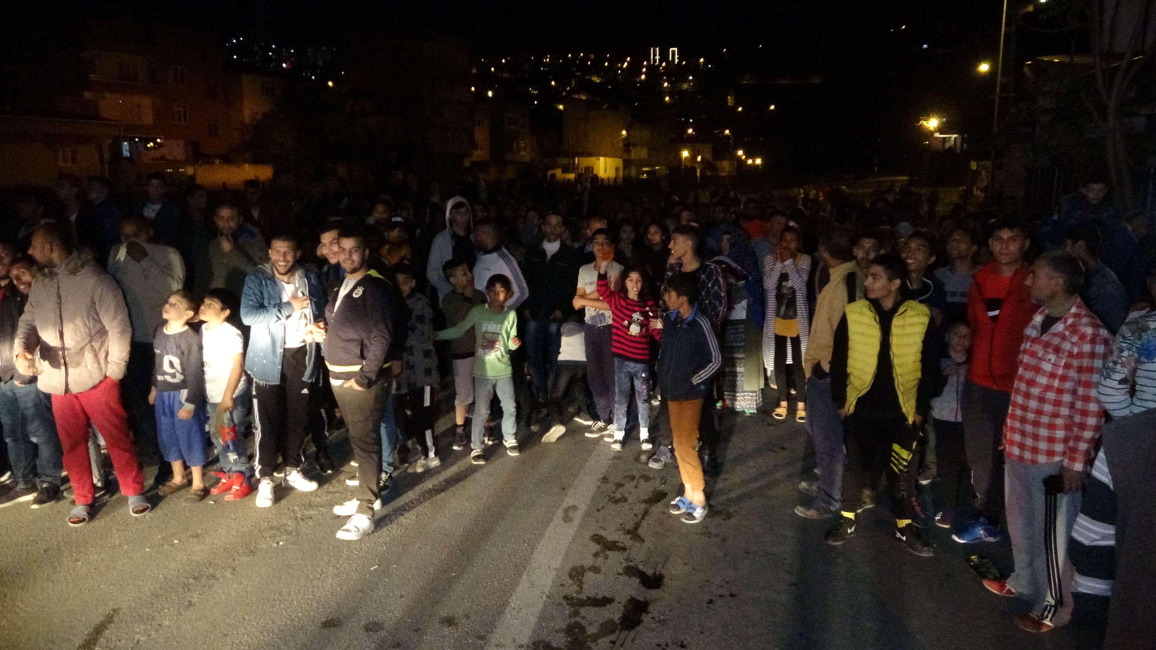 Tekme attığı korkuluklar kırılınca dereye düştü 