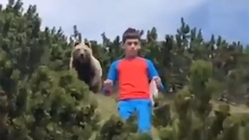 12 yaşındaki çocuk, dev ayıyla burun buruna kaldı... Kurtuluşu sosyal medyada viral oldu!