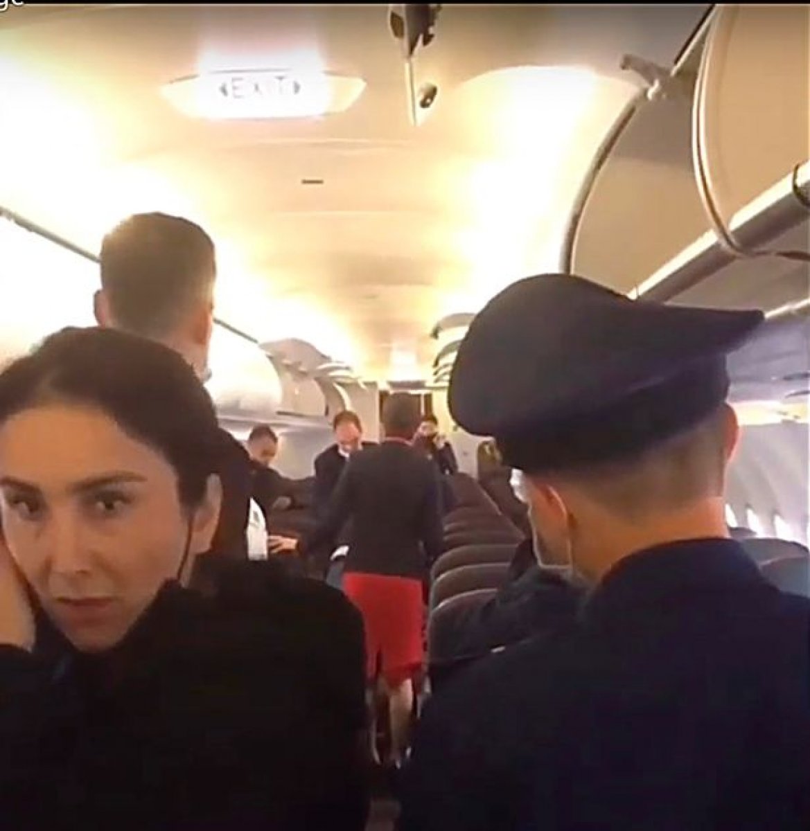 Uçakta sosyal mesafe kavgasından 2 kişi birbirine girdi!