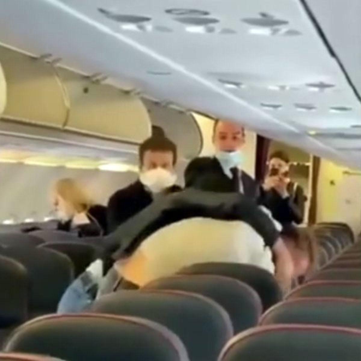 Uçakta sosyal mesafe kavgasından 2 kişi birbirine girdi!