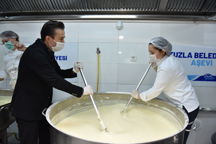 Tuzla'da ihtiyaç sahibi 65 yaş üstü 3 bin vatandaşa bayram tatlısı hazırlandı!