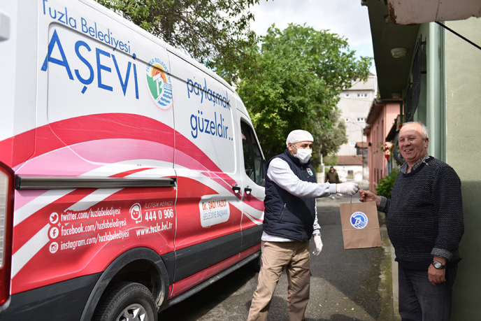 Tuzla'da ihtiyaç sahibi 65 yaş üstü 3 bin vatandaşa bayram tatlısı hazırlandı!