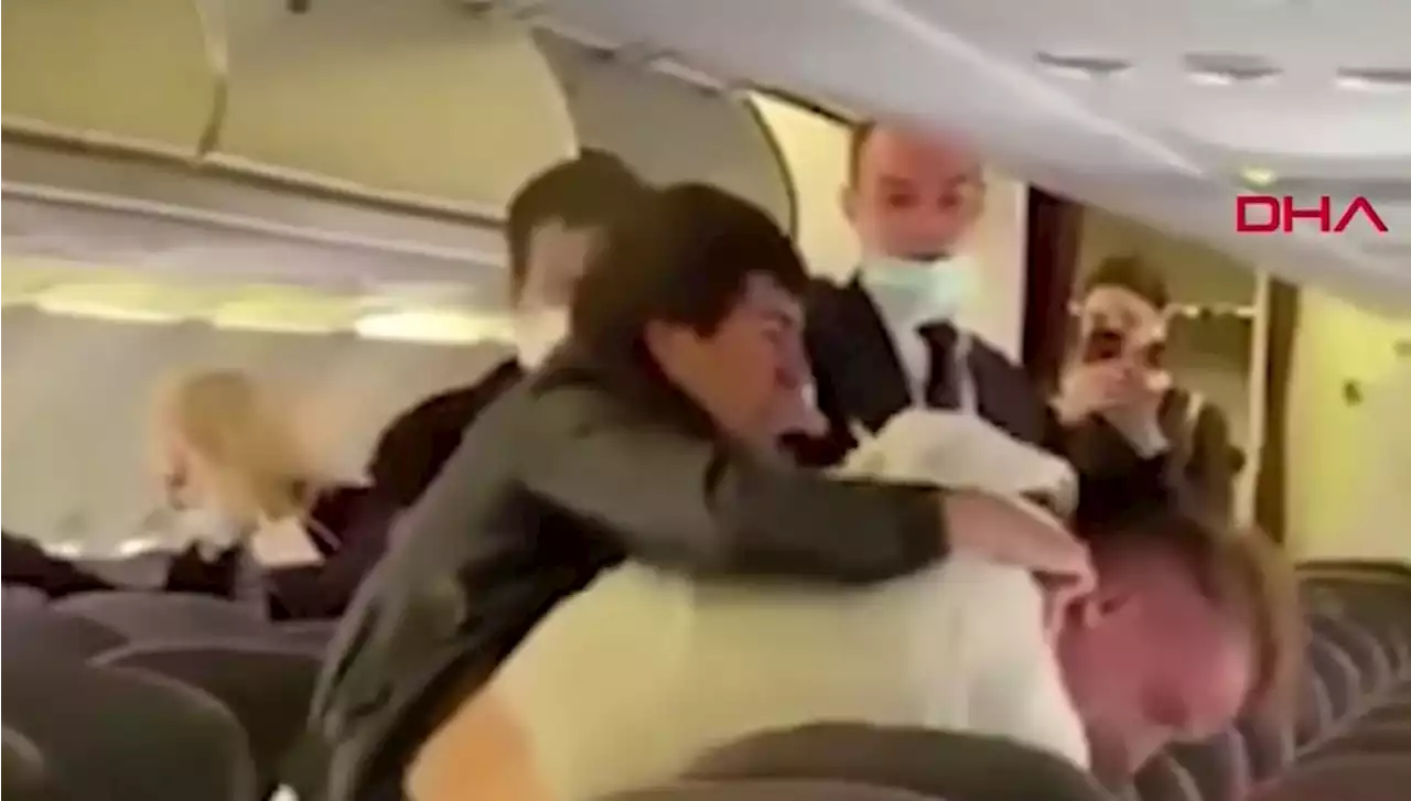 Uçakta sosyal mesafe kavgasından 2 kişi birbirine girdi!