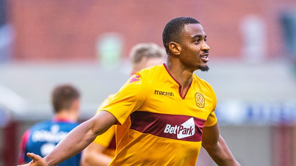 Ünlü İngiliz futbolcu kendi evinde ölü bulundu!