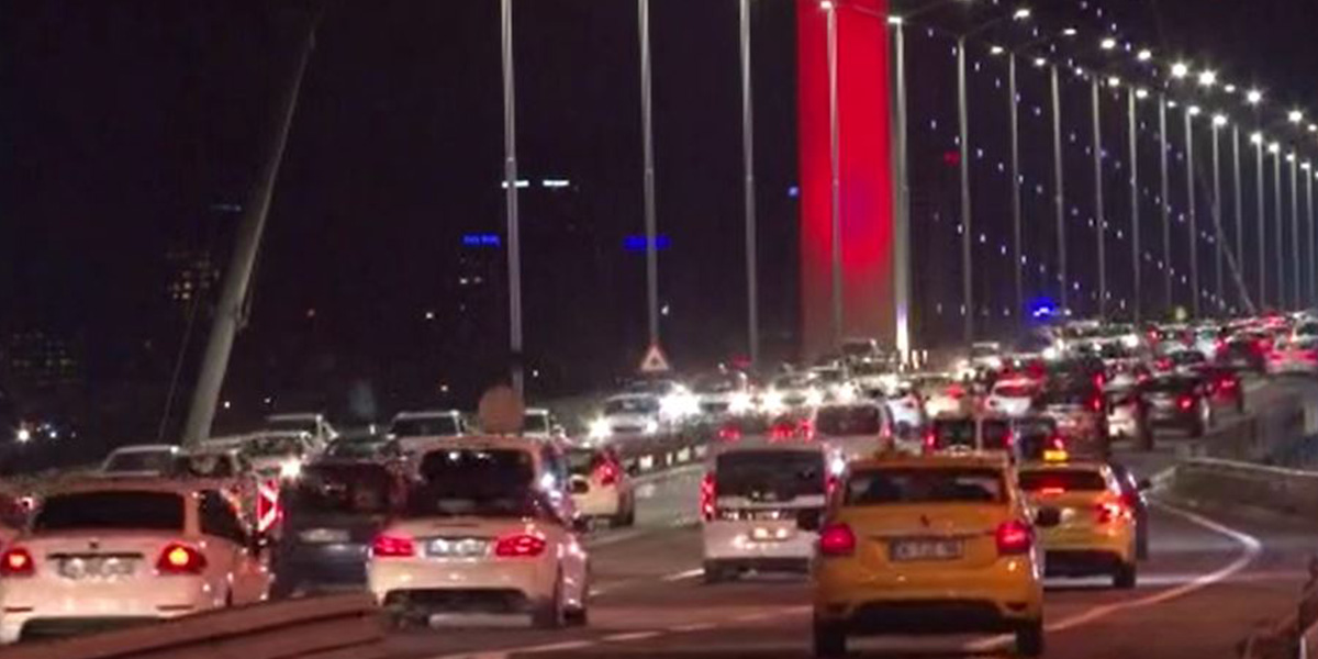 Sokağa çıkma kısıtlamasının sona ermesinin ardından 15 Temmuz Şehitler Köprüsünde trafik yoğunluğu!