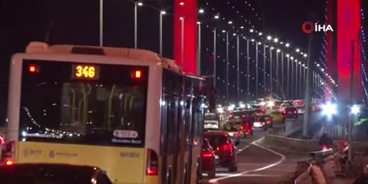 Sokağa çıkma kısıtlamasının sona ermesinin ardından 15 Temmuz Şehitler Köprüsünde trafik yoğunluğu!