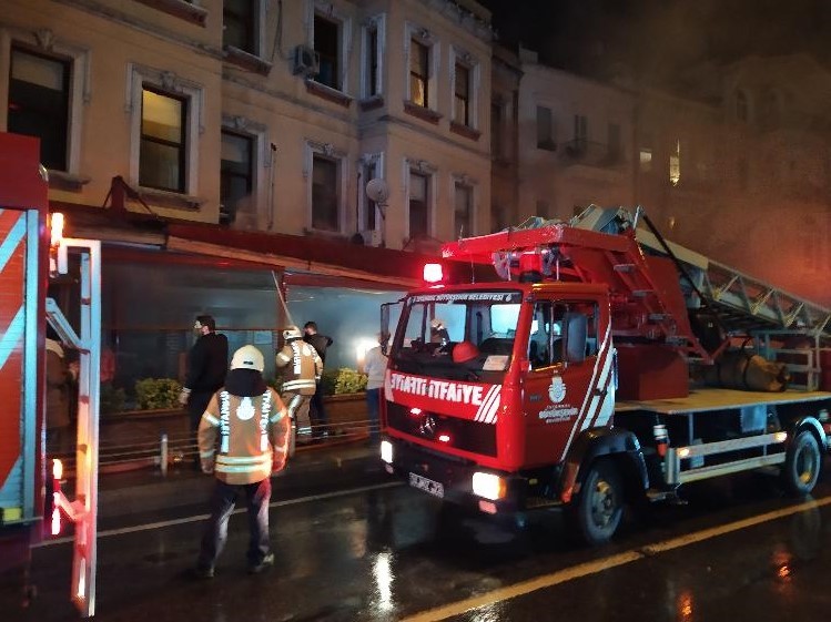 Beşiktaş'da yangını görüntüleyen gazetecilere tehdit