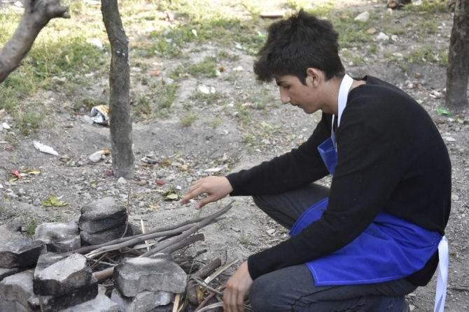 Kendi imkanlarıyla yemek yapan Taha, 1 milyon takipçiyi geçti!