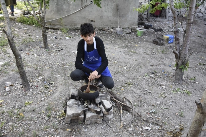 Kendi imkanlarıyla yemek yapan Taha, 1 milyon takipçiyi geçti!