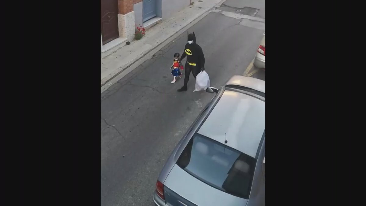 Bu baba kız dünyayı etkisi altına aldı! Her gün başka kılığa giriyorlar