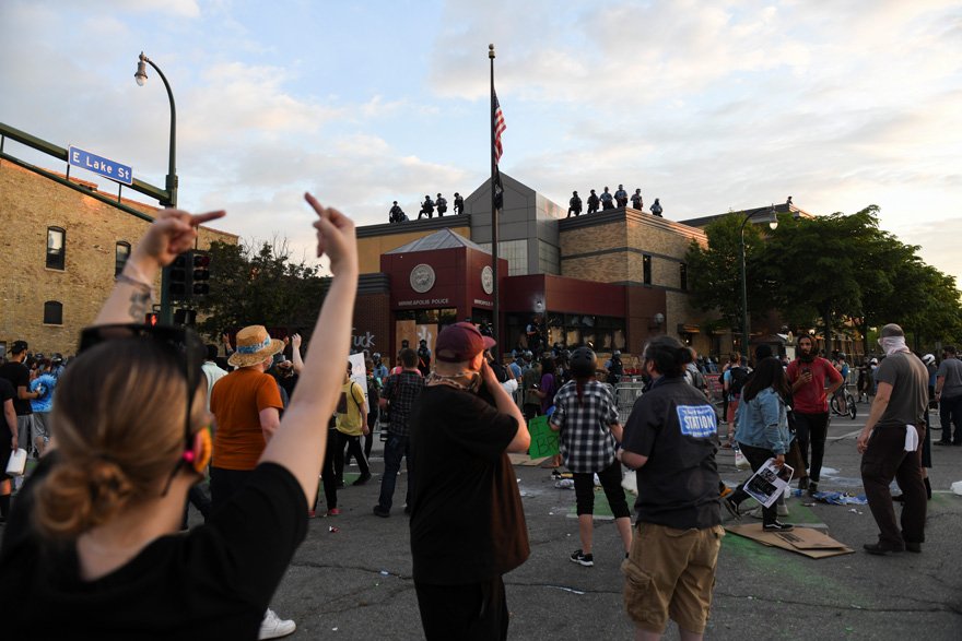 ABD'de tansiyon düşmüyor: Polisin ırkçı şiddetine halkın tepkisi çığ gibi büyüyor!