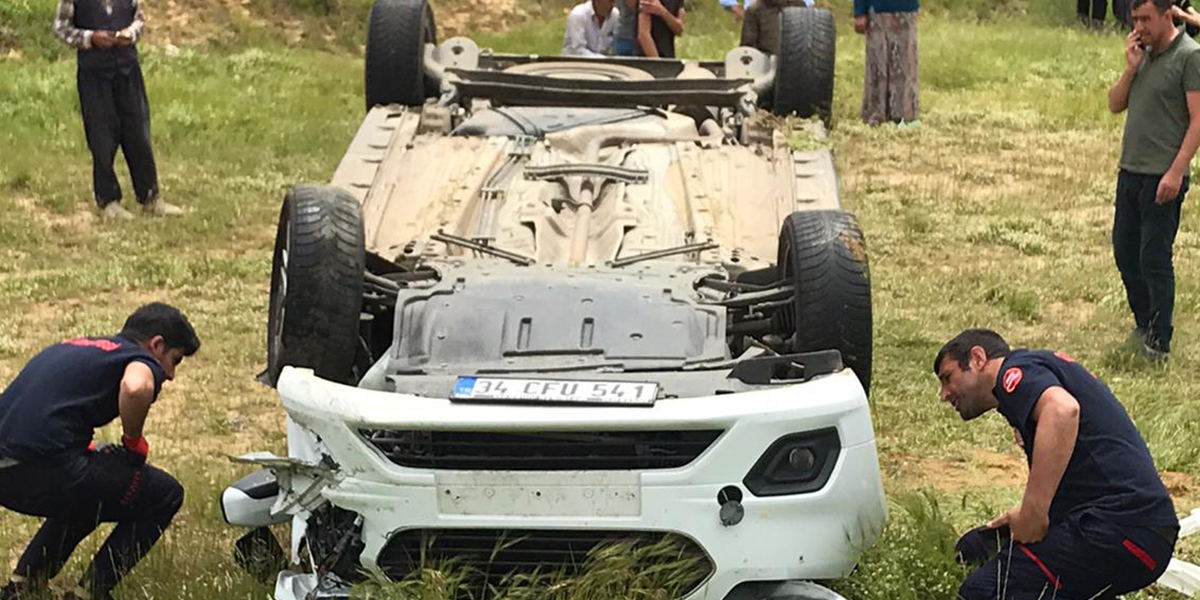 Hafif ticari araçla otomobil çarpıştı:2'i ağır 8 yaralı