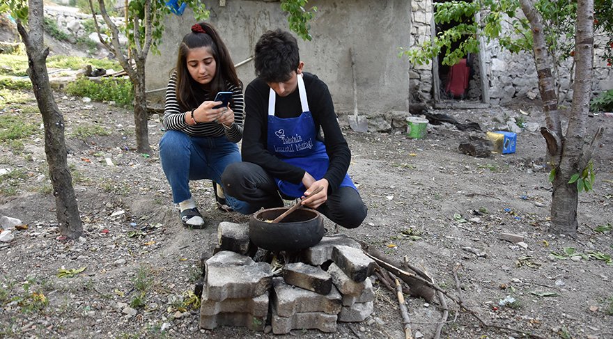 Kendi imkanlarıyla yemek yapan Taha, 1 milyon takipçiyi geçti!