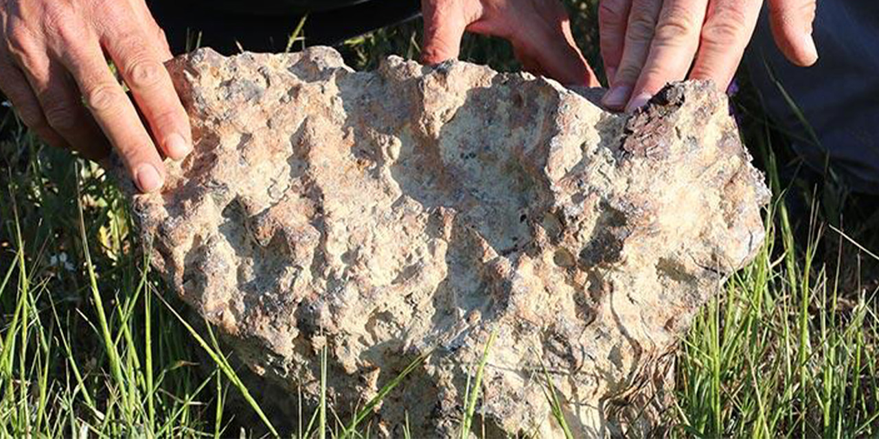 Çorumlu çiftçi tarlasına düşen gök taşını satışa çıkardı