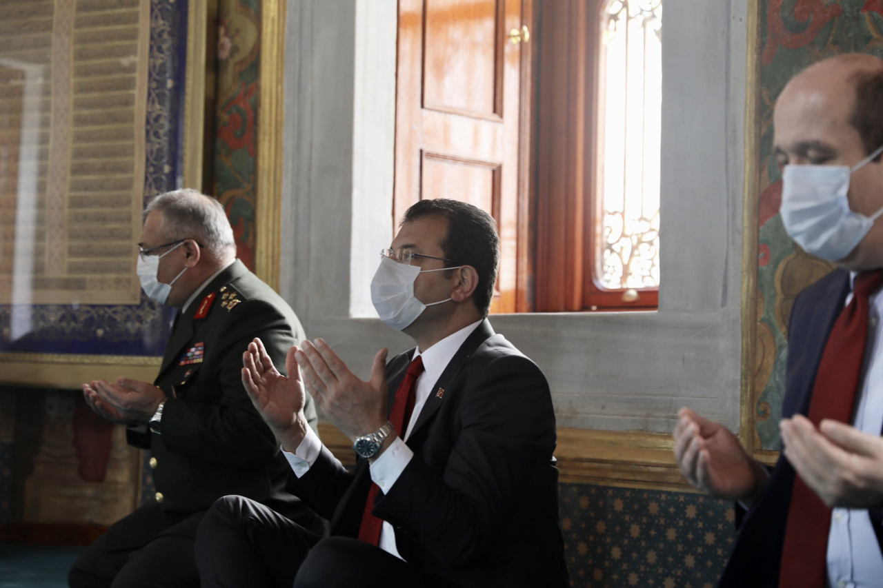 Bu kadarı da olmaz! Ekrem İmamoğlu'ndan Fatih Sultan Mehmet'in türbesinde büyük saygısızlık