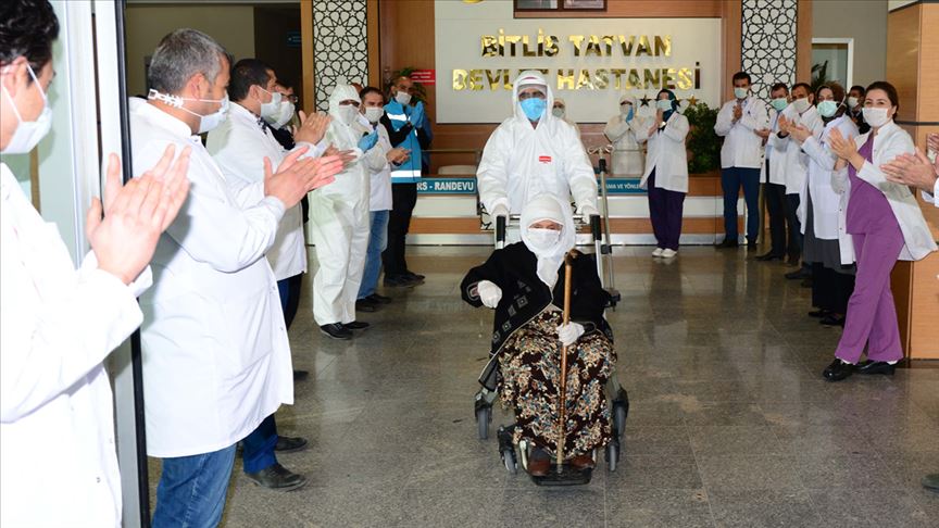 Türkiye'nin koronavirüsle mücadelesi dünya basınında: Türkiye felaketin önüne geçti