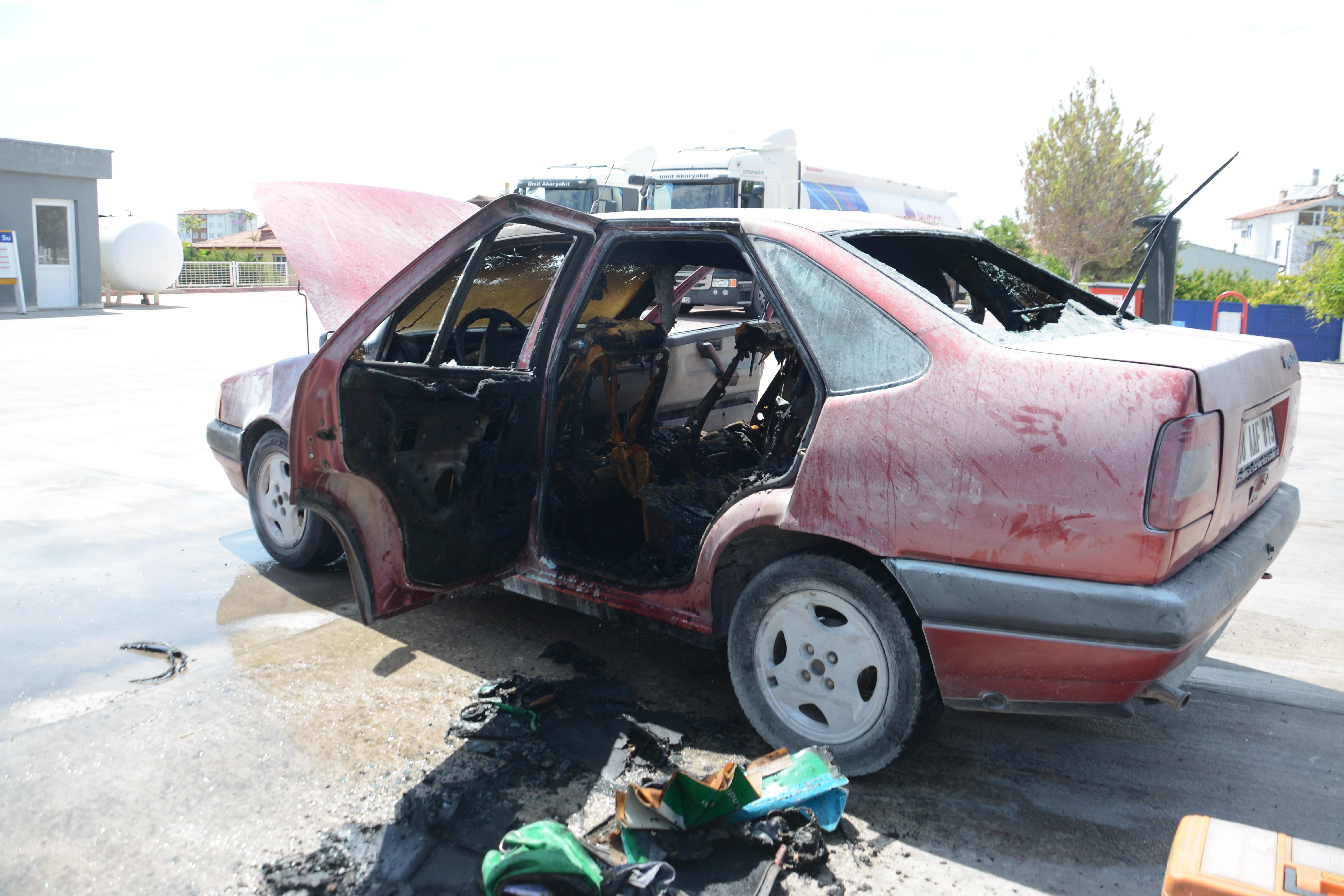 LPG'li otomobil alev alev yandı: 3'ü çocuk 8 kişi yaralandı