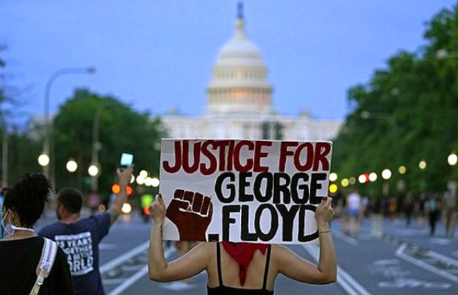 Chrissy Teigen tutuklanan protestocular için 200 bin dolar bağışladı