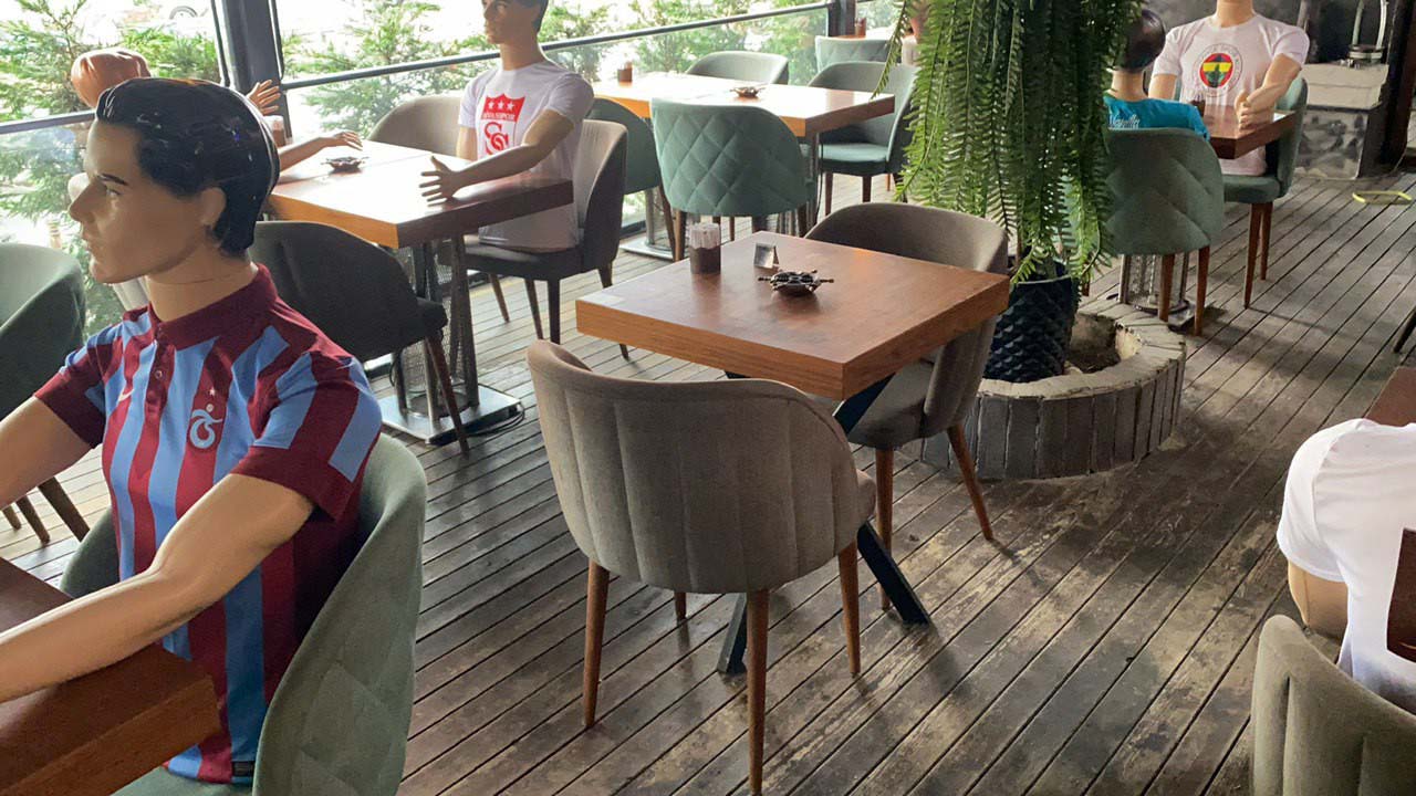 Sultanbeyli'deki bir restoranda cansız mankenli sosyal mesafe önlemi ilgi odağı oldu!