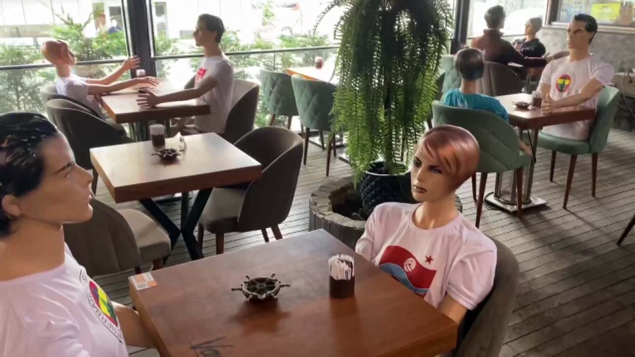 Sultanbeyli'deki bir restoranda cansız mankenli sosyal mesafe önlemi ilgi odağı oldu!