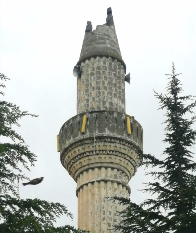 Tokat Zile'de minareye yıldırım düştü. Kislik Camisi'nin minaresinin külahı yıkıldı