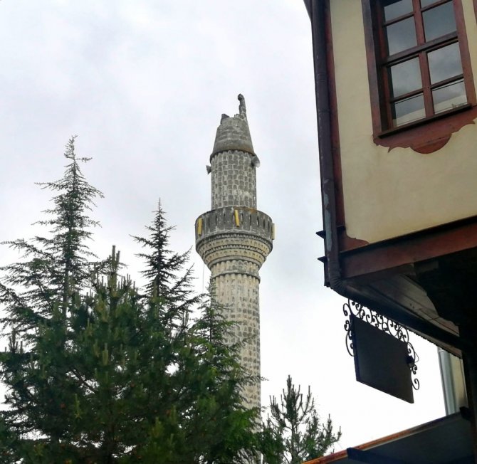 Tokat Zile'de minareye yıldırım düştü. Kislik Camisi'nin minaresinin külahı yıkıldı