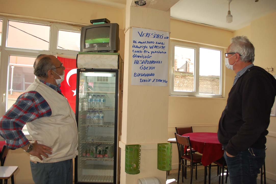 Kahvehane sahibinden ilginç duyuru: ''Covid-19’a yakalanıp ölmüştür''