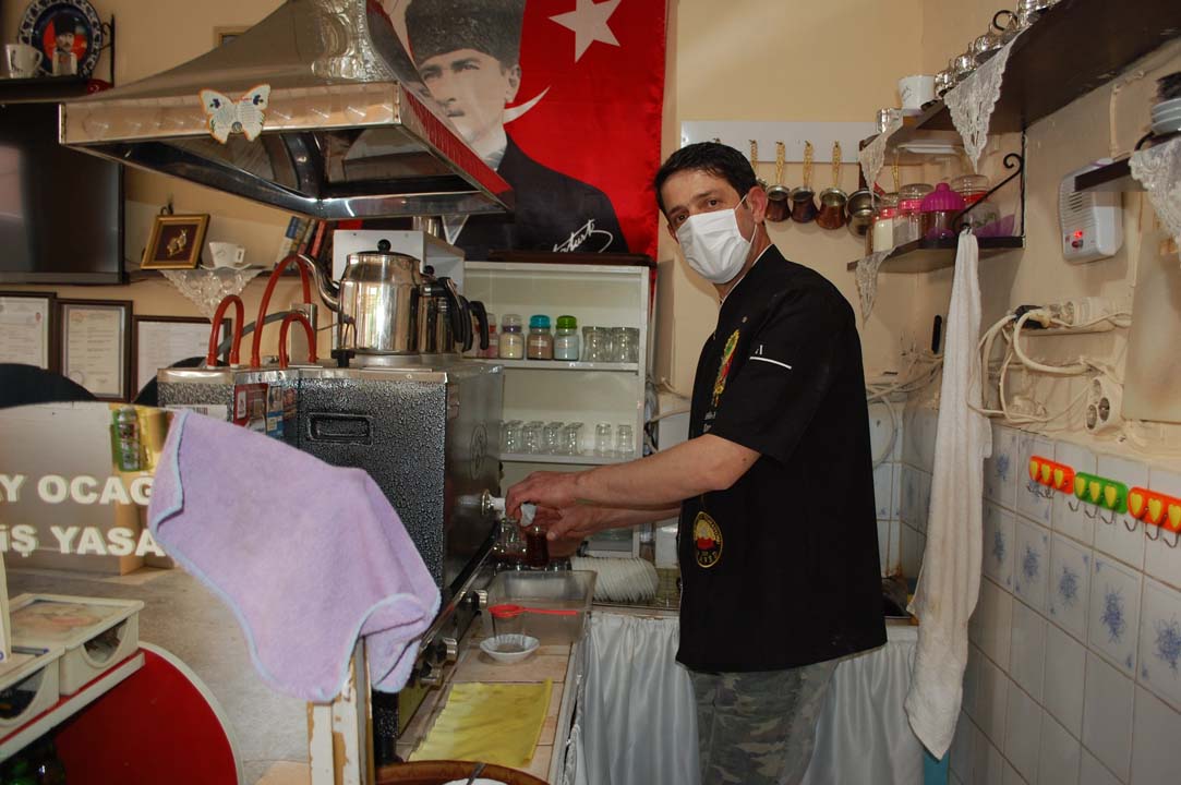 Kahvehane sahibinden ilginç duyuru: ''Covid-19’a yakalanıp ölmüştür''