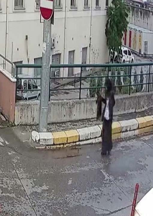 Bu kadarına pes! Koronavirüs hastası atkısını hastane girişine astı