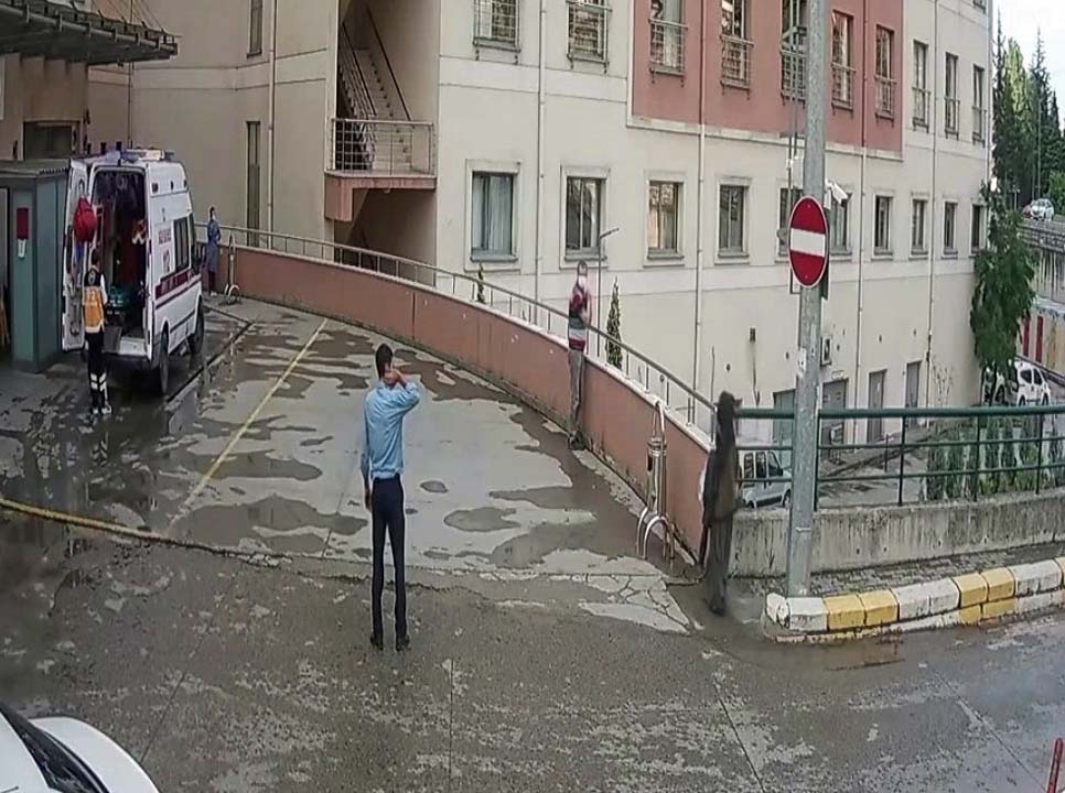 Bu kadarına pes! Koronavirüs hastası atkısını hastane girişine astı