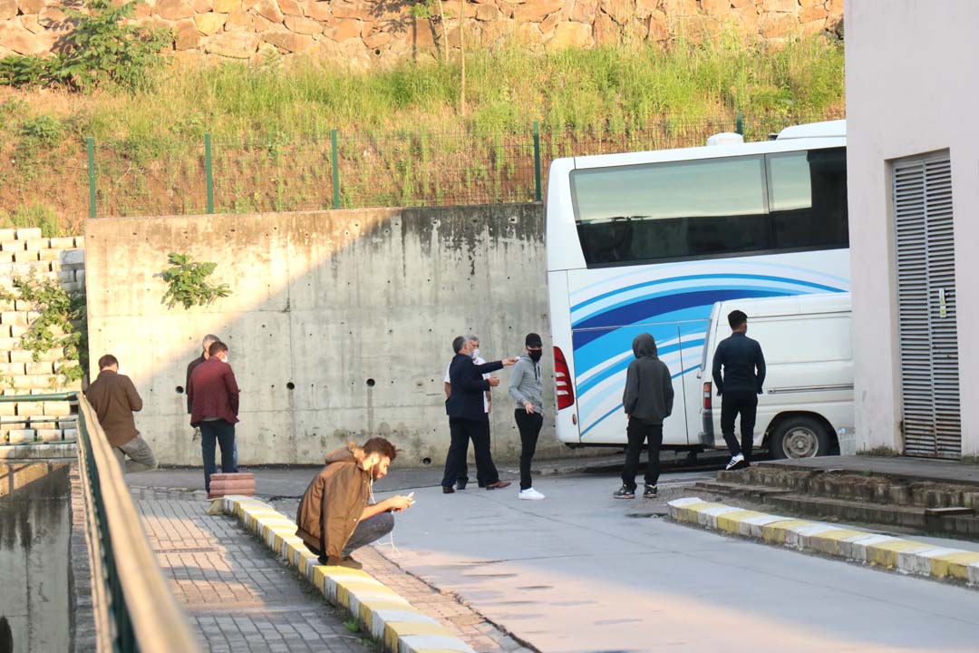 Bu kadarına pes! Koronavirüs hastası atkısını hastane girişine astı
