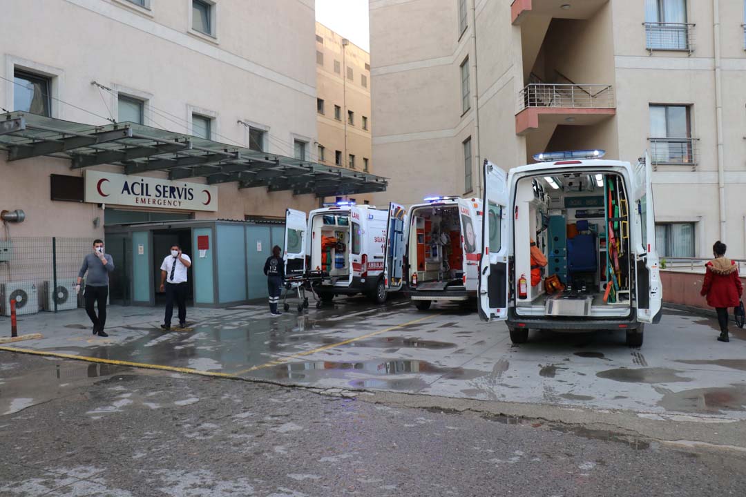 Bu kadarına pes! Koronavirüs hastası atkısını hastane girişine astı