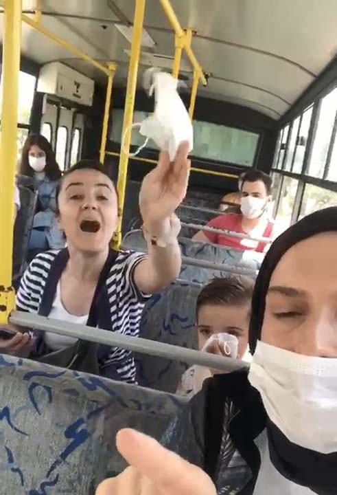 Halk otobüsünde maske takmayan kadın terör estirdi! ''Al bak takmıyorum''