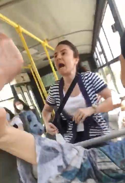 Halk otobüsünde maske takmayan kadın terör estirdi! ''Al bak takmıyorum''