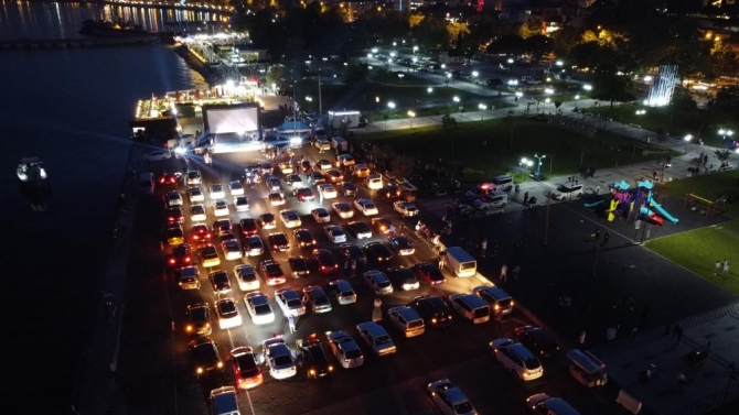 Çocuklar için açık havada arabalı çizgi film keyfi