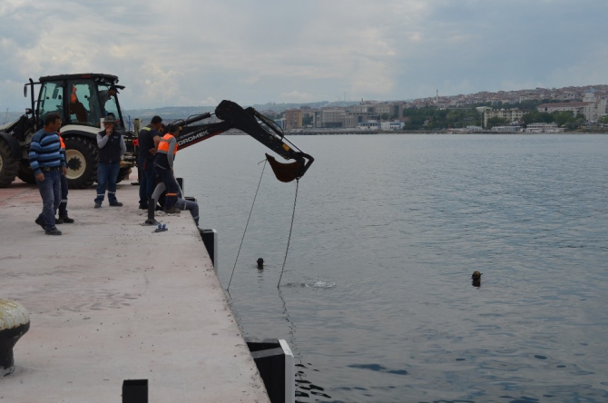 Denizden demir yığını çıktı