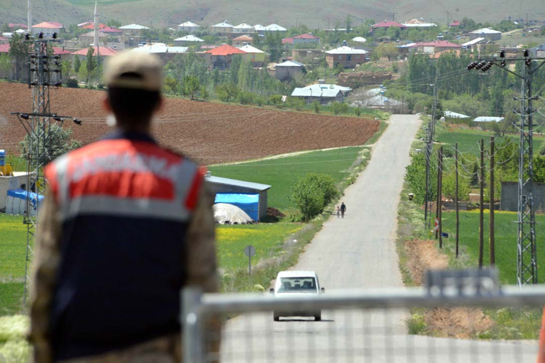 Yasağa rağmen yapılan nişan virüsü yaydı! Nişanı yapanlara ceza yağdı