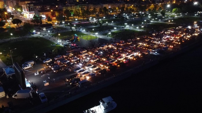 Çocuklar için açık havada arabalı çizgi film keyfi