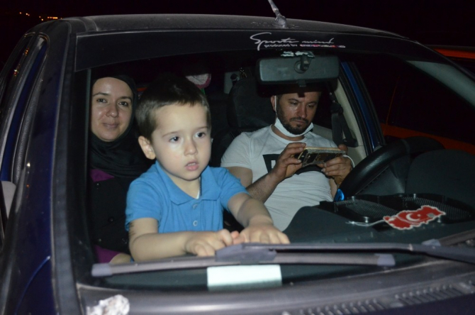 Çocuklar için açık havada arabalı çizgi film keyfi