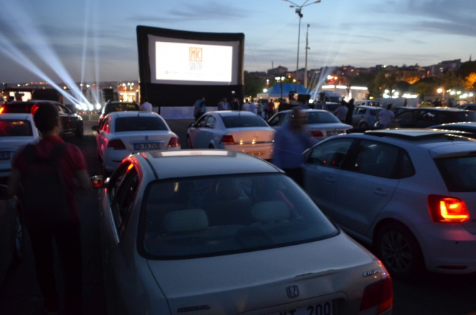 Çocuklar için açık havada arabalı çizgi film keyfi