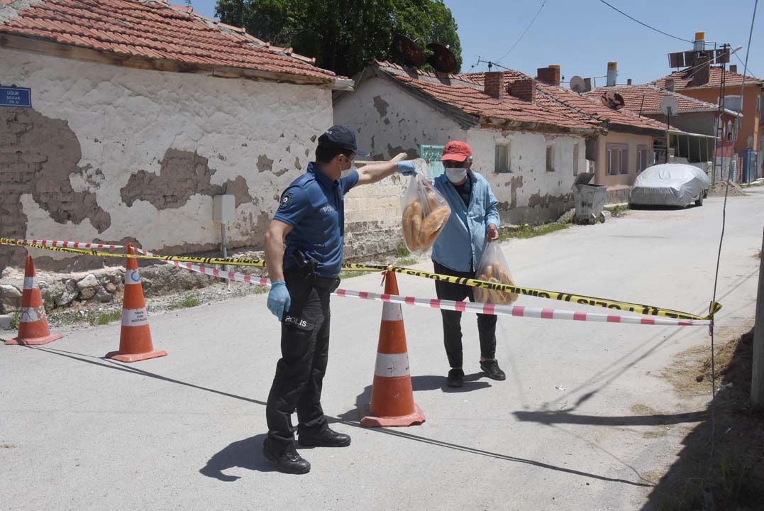 Test sonucunu beklemeden yapılan doğum günü partisinde sokak karantinaya alındı!
