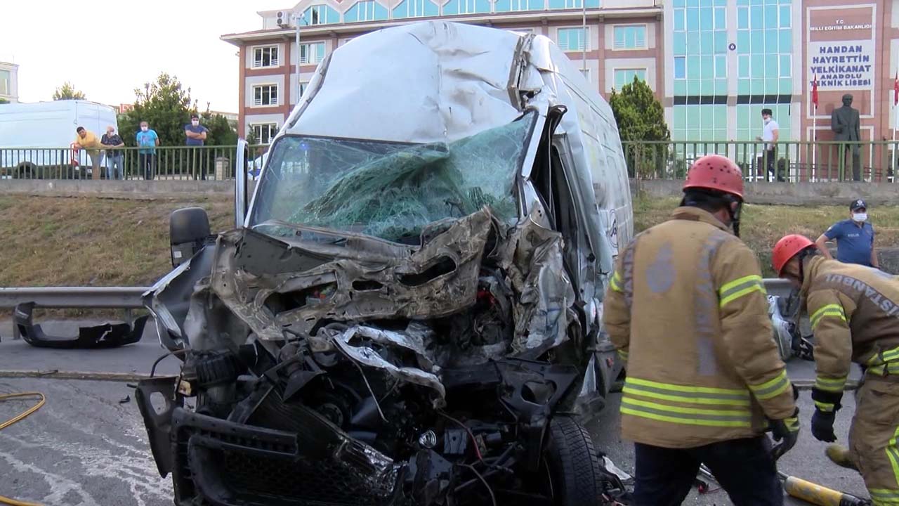 Maltepe'de korkunç kaza! Vücudu direksiyona sıkıştı