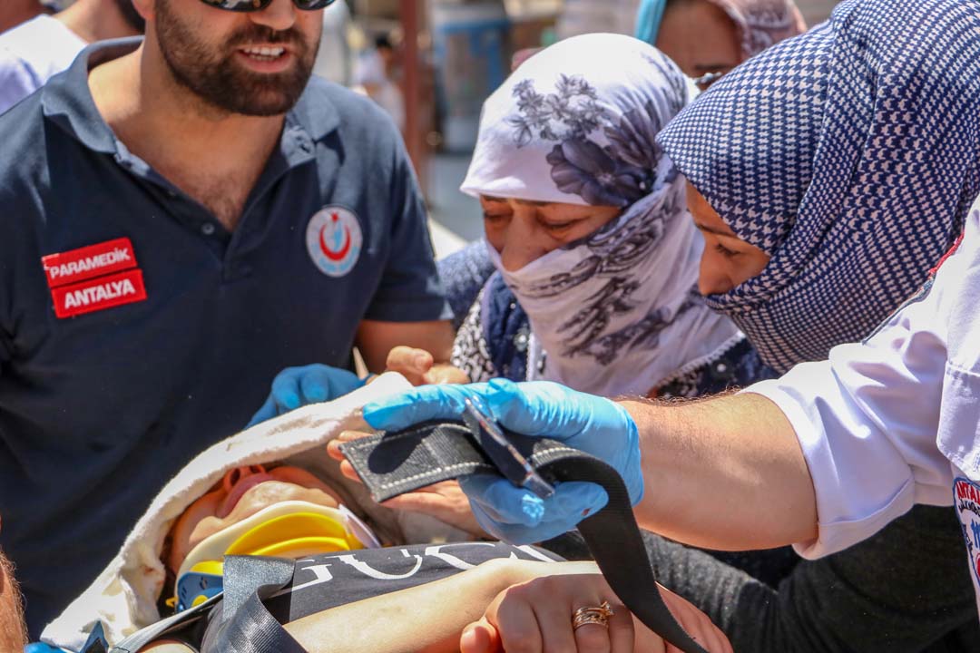 Antalya'da korkutan olay! Hamile kadın cam silerken dengesini kaybedip düştü