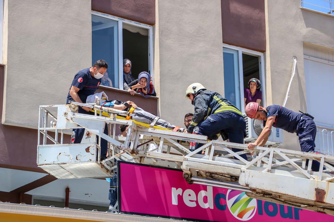 Antalya'da korkutan olay! Hamile kadın cam silerken dengesini kaybedip düştü
